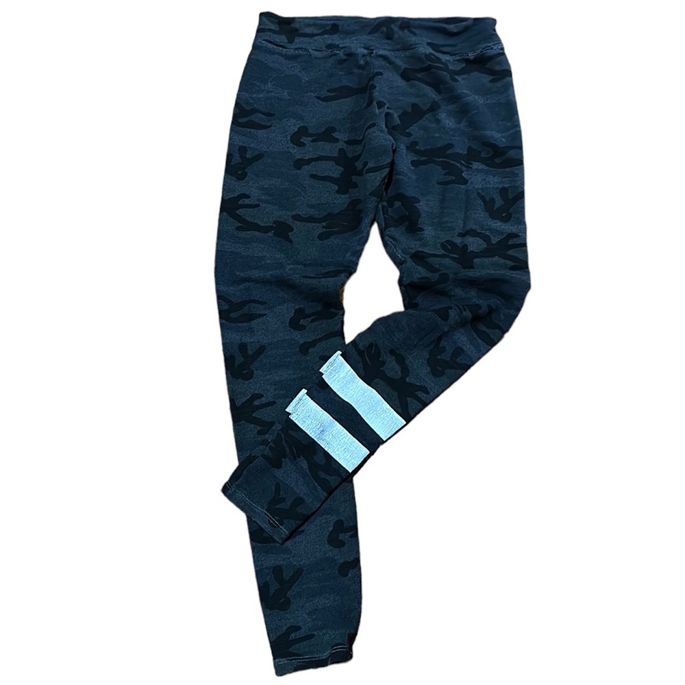 Black and gray camo leggings